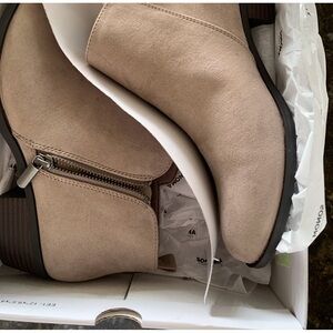 Adorable ladies ankle boots in gorgeous taupe size 8-1/2.